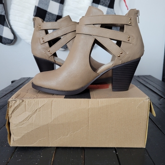 Ball Band NIB Women's 10 Jane Booties Ankle Tan Beige Cutout Heels Heeled Boots - Picture 3 of 5